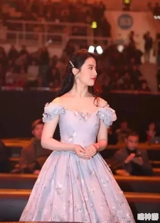 芙宁娜胸片曝光，网友热议其身材与气质，纷纷表示惊艳不已，引发社交媒体广泛讨论