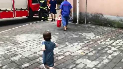回娘家给老爹灭火！惊现父女联手灭火奇迹，背后竟藏着不为人知的感人故事！